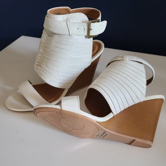 Qupid Gipsy-1 vegan leather wedges (Size US8) - Picture 2 of 3